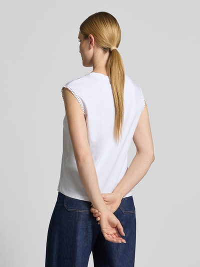 Frauenmodel trägt weißes Top mit Rundhalsausschnitt und Häkelspitze von Zero im Regular Fit aus Baumwoll-Elasthan-Mix, Rückansicht Ganzkörperansicht.