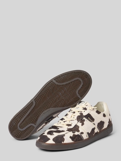 Produktfoto, Low Top Sneaker mit Allover-Muster von Tamaris in Weiß und Braun, runde Schuhspitze, flache Sohle aus Glattleder, Label Print