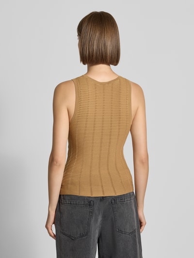 Männermodel trägt top z dzianiny 'Stricktop mit Strukturmuster und Rundhalsausschnitt' von Karo Kauer, mieszanka bawełny i modalu, krój slim fit, fakturowany wzór, okrągły dekolt, Długość tyłu w rozmiarze S: 51 cm, Ganzkörperansicht Rückansicht