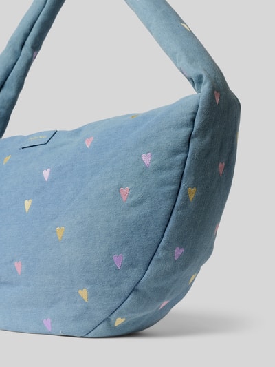 Produktfoto, Shoulder Bag aus Baumwoll-Mix von Studio Noos in Hellblau mit bunten Herz-Stitchings, Label-Patch, Detailansicht