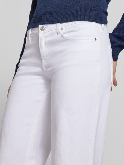Vrouwenmodel draagt Wide Leg Jeans uit katoenmix model 'JUDY-O' van Only, effen kleuren, 5-pocketmodel, denim, detailopname heupen.