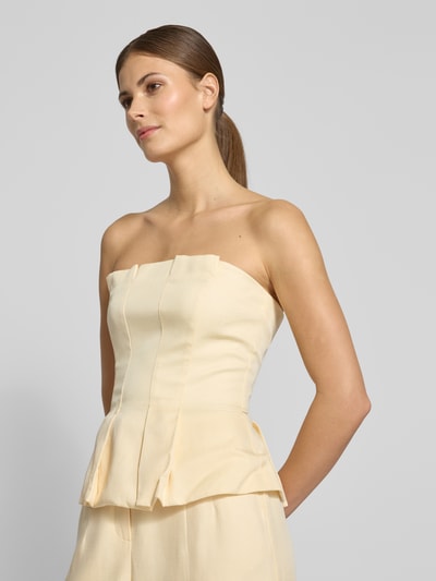 Frauenmodel trägt Slim Fit Top mit gelegten Falten von Jake*s Cocktail in Creme mit schulterfreiem Design und Nahtreißverschluss, Nahaufnahme Oberkörper. Rückenlänge bei Größe 36 beträgt 32 cm.