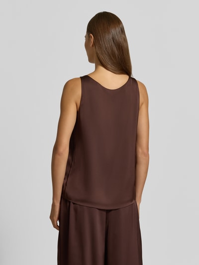 Frauenmodel trägt Trägertop aus Satin mit V-Ausschnitt von Vera Mont in Braun, glatte Oberfläche, Rückenlänge 54 cm, Ganzkörperansicht Rückansicht.