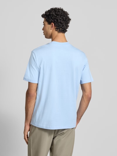 Männermodel trägt T-Shirt mit Label-Detail von adidas Sportswear in Hellblau, reine Baumwolle, Regular Fit, Rückansicht, Ganzkörperansicht.