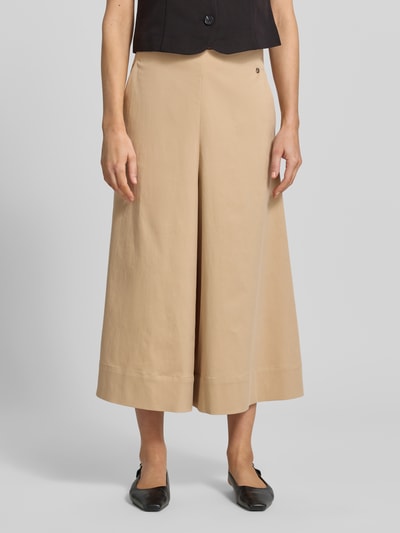 Frauenmodel trägt Culotte mit elastischem Bund Modell 'Zuri Tenca' von MOS MOSH aus Baumwoll-Lyocell-Anteil, Loose-Fit, französische Eingrifftaschen, Label-Detail, beige Farbton, glatte Struktur, Ganzkörperansicht von vorne.