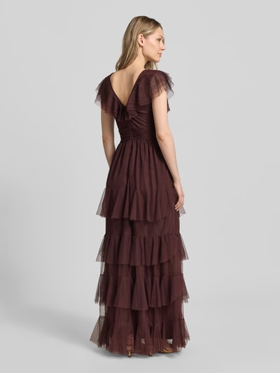Vrouwenmodel draagt Maxikleid met V-hals en tailleband van LACE & BEADS, mesh, A-lijn, laagjeslook, ruglengte maat S 130 cm, borstwijdte maat S 34 cm, volledig in bruin, mesh textuur, geheel van achteren te zien.