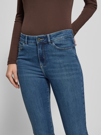 Frauenmodel trägt Skinny Fit Jeans mit 5-Pocket-Design von Christian Berg Woman im Baumwoll-Viskose-Mix mit Stretch-Anteil, Nahaufnahme Oberkörper.