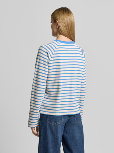 Frauenmodel trägt Sweatshirt mit Raglanärmeln Modell 'Lidy' von MOS MOSH, Reine Baumwolle, Lockerer-Schnitt, Rundhalsausschnitt, gestreift, Ganzkörperansicht Rückansicht.