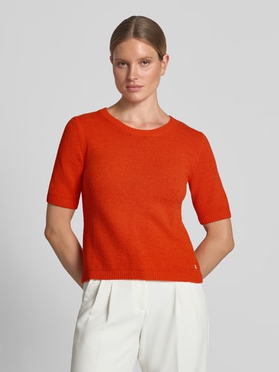 Frauenmodel trägt Strickpullover mit Rundhalsausschnitt und 1/2-Arm von Fynch-Hatton in leuchtendem Orange, Baumwoll-Mix, Regular Fit, Ganzkörperansicht von vorne.