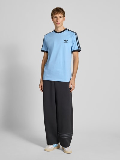 adidas Originals T-shirt met labelstitching Rookblauw - 1