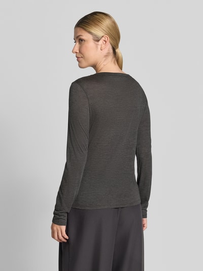 Frauenmodel trägt Longsleeve in semi-transparenter Optik von MYON, Lyocell-Mix mit Woll-Anteil, tailliert, Rückansicht, Ganzkörperansicht.