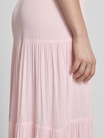 Frauenmodel trägt Maxirock im Stufen-Look von REVIEW aus Reine Viskose, A-Linie, Tunnelzug, zart rosa, Detailaufnahme rechter Oberkörper.