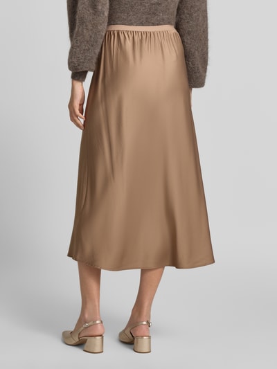 Frauenmodel trägt Midirock aus Satin mit elastischem Bund von Milano Italy, A-Linie, beige, glatte Textur, Ganzkörperansicht Rückansicht. Damen Midirock von Milano Italy, Bundweite 35 cm, Gesamtlänge 83 cm.