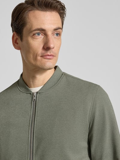 Männermodel trägt Slim Fit Jacke mit Stehkragen und Reißverschluss von Lindbergh, Material-Mix, Olivgrün, Nahaufnahme Oberkörper.
