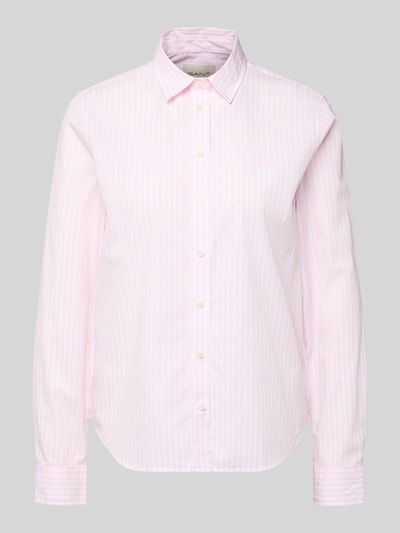 Produktfoto, Hemdbluse aus Baumwolle mit Streifenmuster von GANT in Rosa und Weiß, gerader Schnitt, Hemdblusenkragen, Label-Detail, durchgehende Knopfleiste, langärmelig, strukturierte Baumwoll-Oberfläche