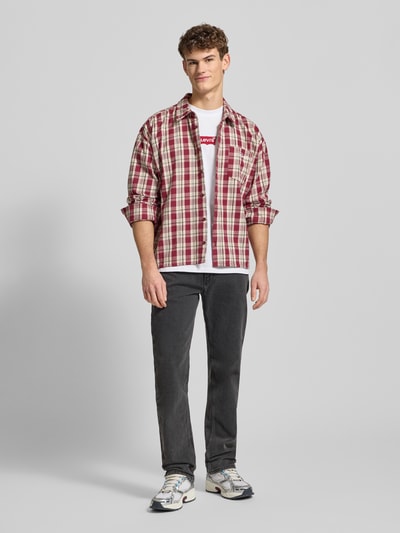Męski model nosi Jeans mit 5-Pocket-Design od Levi's®, prosty krój, bawełna z domieszką elastanu, widok całej sylwetki z przodu.