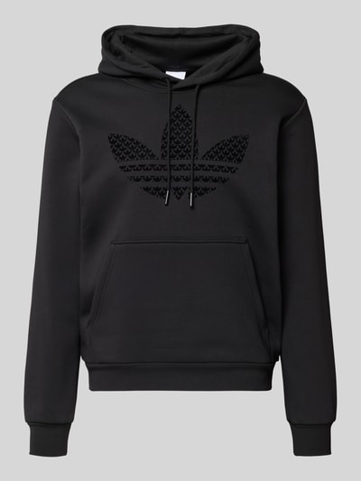 Produktfoto, Hoodie mit Kapuze von adidas Originals aus schwarzem Baumwoll-Mix, lockerer Schnitt, Label-Print, Känguru-Tasche, gerippte Abschlüsse