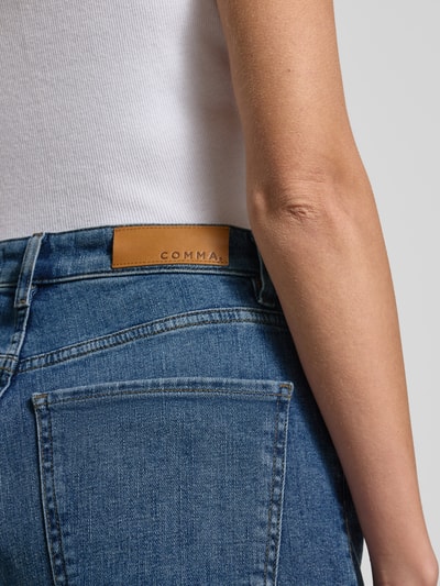 Frauenmodel trägt Jeans mit 5-Pocket-Design von comma aus blauem Baumwoll-Mix mit Stretch, lockerer Schnitt, Nahaufnahme Hüfte.
