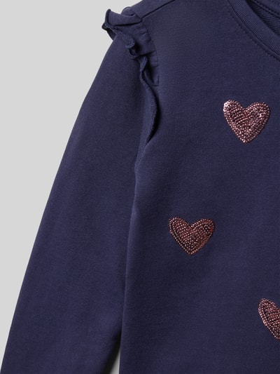Meisje draagt sweatshirt met ruches en ronde hals van Blue Seven, puur katoen, regular fit, motief, detailopname rechterbovenkant.