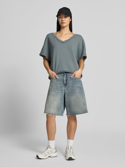 Frauenmodel trägt Sweatshirt mit 1/2-Arm von American Vintage in Grau, tiefer V-Ausschnitt, reine Baumwolle, Ganzkörperansicht von vorne