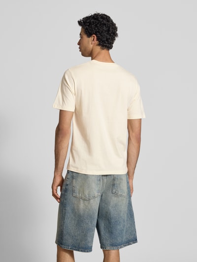 Männermodel trägt Regular Fit T-Shirt mit Logo-Print Modell 'Eres' von Jack & Jones aus Reine Baumwolle, Ganzkörperansicht Rückansicht.