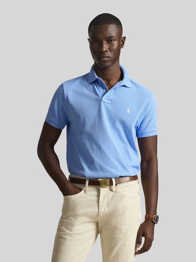Männermodel trägt Regular Fit Poloshirt aus reiner Baumwolle von Polo Ralph Lauren in Hellblau mit Logo, Piqué-Struktur, Nahaufnahme Oberkörper.