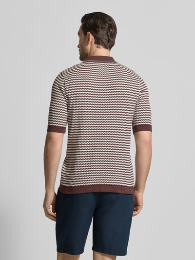 Männermodel trägt Slim Fit Poloshirt mit Knopfleiste Modell 'FLAVIEN' von CINQUE im Allover-Look aus Baumwoll-Mix, Ganzkörperansicht Rückansicht.
