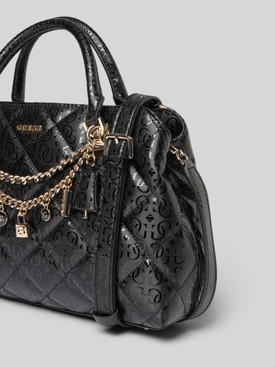 Produktfoto, Handtasche in Leder-Optik Modell 'Libby' von Guess, Schwarz, Stepp-Optik, Logo-Detail, Zierbesatz, Reißverschlusstasche, Magnetverschluss, geteiltes Hauptfach, Tragehenkel und abnehmbare Schulterriemen, Breite 32 cm, Länge 21 cm, Tiefe 11 cm, Länge Schulterriemen 122 cm.