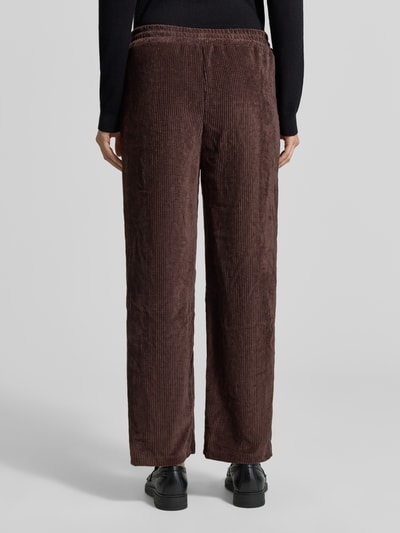 Frauenmodel trägt Cordhose mit elastischem Bund Modell 'La44raa' von ZABAIONE, brauner Cord, Regular Fit, Material-Mix, Ganzkörperansicht Rückansicht.