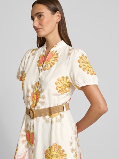 Vrouwenmodel draagt midi-jurk im allover-look met riem van MORE, puur katoen, a-lijn, opstaande kraag, v-hals, zijaanzicht, detailopname bovenlichaam.
