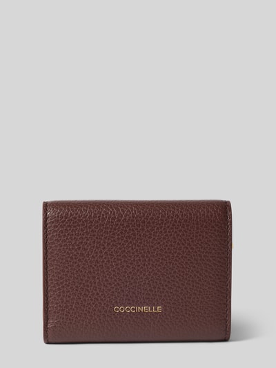 Produktfoto, Portemonnaie mit Label-Detail von Coccinelle, strukturierte Oberfläche in Dunkelbraun, Label-Detail in metallic, Damen Portemonnaie