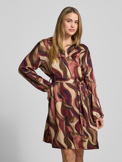 Vrouwenmodel draagt Minikleid aus Viskose mit Bindegürtel Modell 'Be44atricee' van ZABAIONE in A-lijn, abstract patroon, v-hals, lange mouwen, gebonden tailleband, voorkant, bovenlichaam dichtbij.
