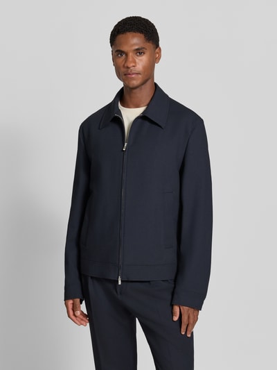 Männermodel trägt Jacke mit Viskose-Anteil van Manuel Ritz in donkerblauw met Kentkraag, ritssluiting, steekzakken, recht pasvorm, Materiaalmix, Ruglengte maat 50: 69 cm, schouderbreedte 46 cm, borstwijdte 55 cm, mouwlengte 67 cm, Ganzkörperansicht van voren.