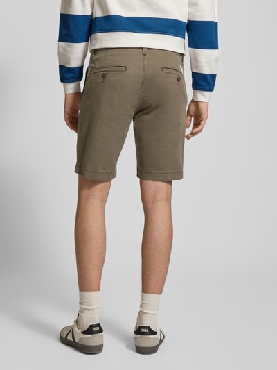 Männermodel trägt Chino Shorts aus Baumwoll-Mix mit Leinen-Anteil von Levi's®, gerade Form, Gesäßleistentaschen, Rückansicht Ganzkörperansicht.