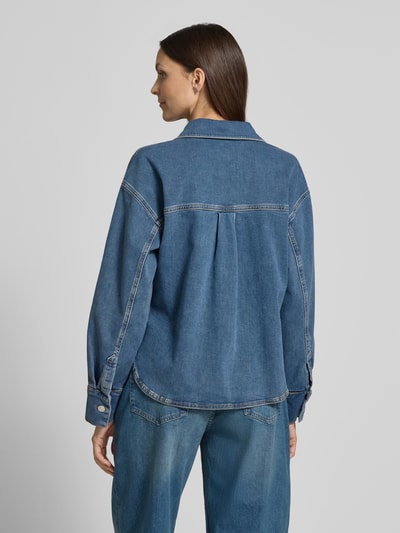 Vrouwenmodel draagt Relaxed Fit jeansblouse met stitching model 'Falentine' van OPUS, katoenmix met stretch, borstzak, knoopsluiting, ruglengte maat 36 57 cm, mouwlengte maat 36 55 cm, kleur blauw, grovere textuur, Ganzkörperansicht Rückansicht.