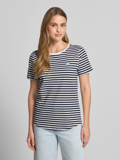 Frauenmodel trägt T-Shirt mit Motiv-Stitching und Rundhalsausschnitt von FREE/QUENT, reine Baumwolle, gestreift, Ganzkörperansicht von vorne.