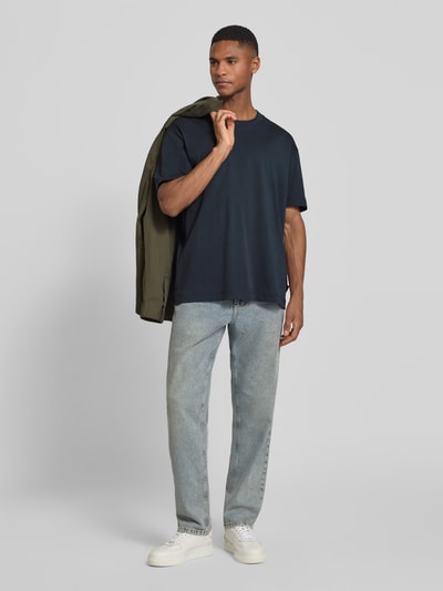Männermodel trägt Relaxed Fit T-Shirt aus reiner Baumwolle von Marc O'Polo, unifarbenes dunkelblau, Rundhals, Feinripp, Ganzkörperansicht von vorne