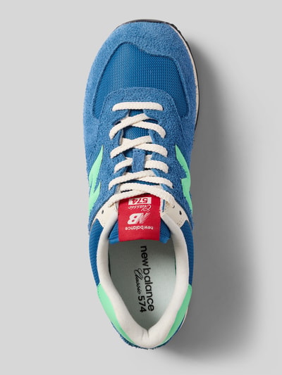 Produktfoto, Sneaker mit Label-Details Modell 'U574' von New Balance in Blau mit abgerundeter Form, Schnürung, strukturierter Sohle, Größe 45, Absatzhöhe 3 cm, Schafthöhe 9 cm, Schaftweite 8 cm