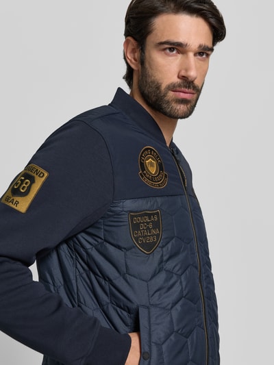 Männermodel trägt Jacke mit gerippten Abschlüssen von PME Legend, mit Stehkragen, Reißverschluss, Label-Detail, Eingrifftaschen, Nahaufnahme Oberkörper.