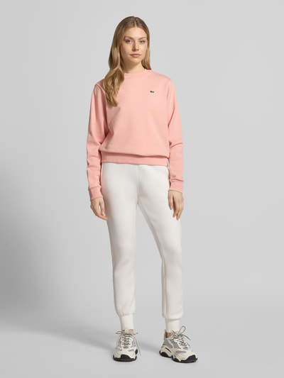 Frauenmodel trägt Relaxed Fit Sweatshirt aus reiner Baumwolle von Lacoste, Optik: Unifarben, Logo-Stitching, Materialverarbeitung: Sweat, Ganzkörperansicht von vorne