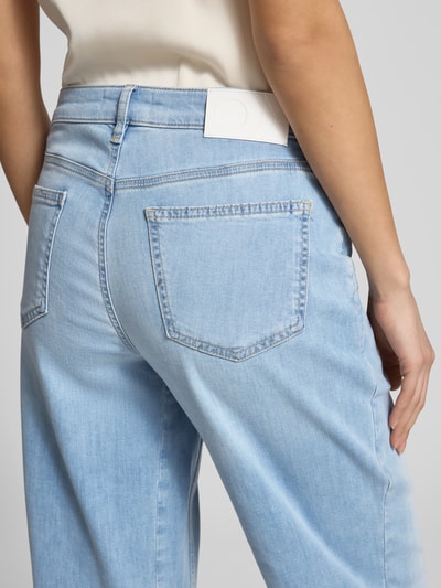 Frauenmodel trägt Straight Fit Jeans im 5-Pocket-Design Modell 'Melly' von OPUS PANTS, mieszanka bawełny z dodatkiem streczu, krój relaxed fit, jasnoniebieski denim, zapięcie na guzik i zamek błyskawiczny, szerokość w rozmiarze 36/28: 39 cm, długość wewnętrzna nogawki w rozmiarze 36/28: 69 cm, widok z tyłu, detal pośladków