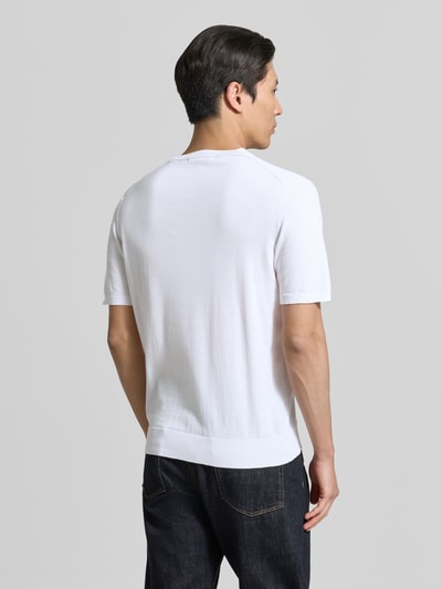 Männermodel trägt weißes Strickshirt mit Rundhalsausschnitt von MARKUP, Regular Fit, glatte Textur, Rückansicht, Ganzkörperansicht.