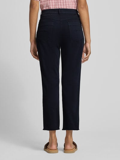 Frauenmodel trägt Chino mit Fransensaum von Marc Cain, dunkelblau, Slim Fit, Baumwoll-Mix, Gesäßtaschen, Fransensaum, Ganzkörperansicht Rückansicht.