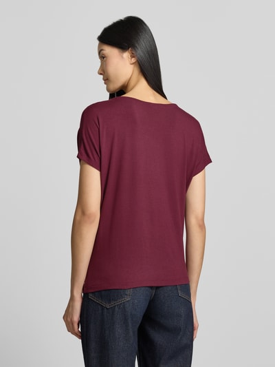 Vrouwenmodel draagt Oversized T-Shirt uit viscose-mix van s.Oliver RED LABEL in effen bordeaux, gladde textuur, volledige lichaamsweergave achteraan.