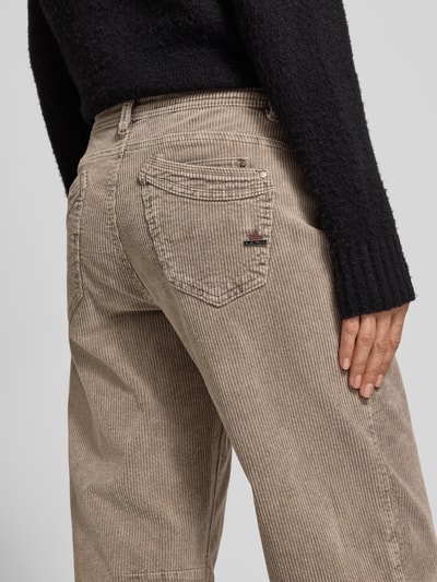 Männermodel trägt Relaxed Fit Cordhose aus Baumwoll-Mix Modell 'Malibu' von Buena Vista, Damen Cordhose, beige, Detailaufnahme Rückansicht