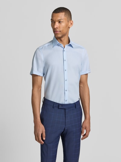 Männermodel trägt Slim Fit Business-Hemd mit Kentkragen von OLYMP Level Five aus Reine Baumwolle, hellblau, Knopfleiste, Ganzkörperansicht von vorne. Rückenlänge bei Größe 40: 70 cm, Schulterbreite: 40 cm, Ärmellänge: 24 cm.
