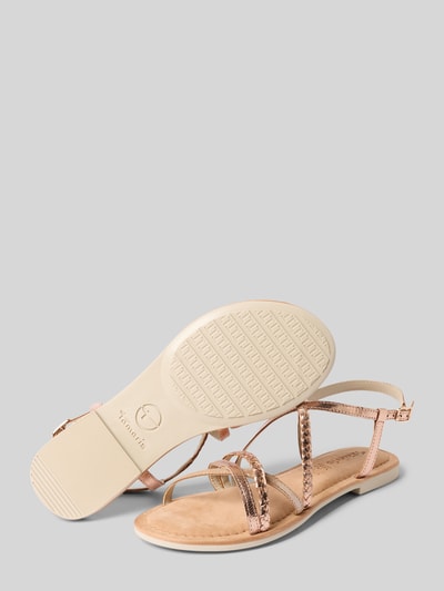 Produktfoto, Sandalen aus echtem Leder von Tamaris in Metalic-Optik, abgerundete Schuhspitze, flach, Label-Prägung, Dornschließe, strukturierte Sohle, beige und roségold glänzende Farben, Material: Leder
