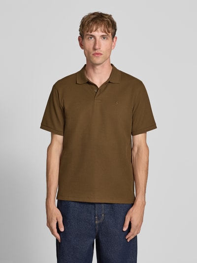 Męski model ma na sobie koszulkę polo Slim Fit Poloshirt mit Label-Stitching Modell 'AUSTIN' von JACK & JONES, elastyczna mieszanka materiałów z bawełną, kołnierzyk polo, wyhaftowane logo, długość tyłu w rozmiarze M: 70 cm, kolor brązowy, prosta faktura, Ganzkörperansicht von vorne.