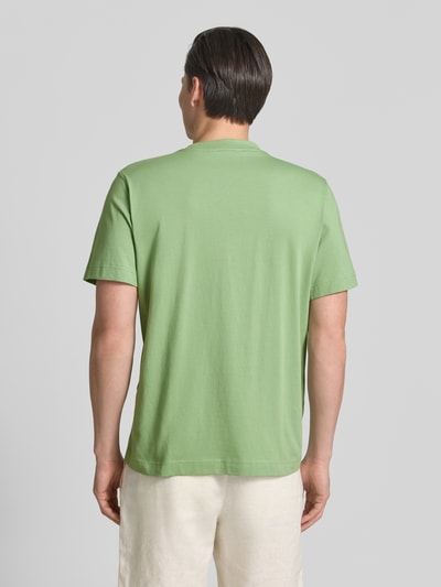 Männermodel trägt Regular Fit T-Shirt aus reiner Baumwolle Modell 'HASPEN' von SELECTED HOMME, Optik: Unifarben, Ganzkörperansicht Rückansicht.