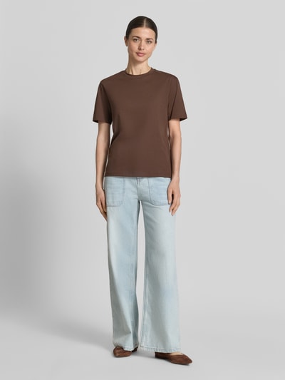 Frauenmodel trägt T-Shirt aus Baumwolle mit Rundhalsausschnitt von Jake*s Casual in Braun, Regular Fit, kombiniert zu heller Jeans, Ganzkörperansicht von vorne.